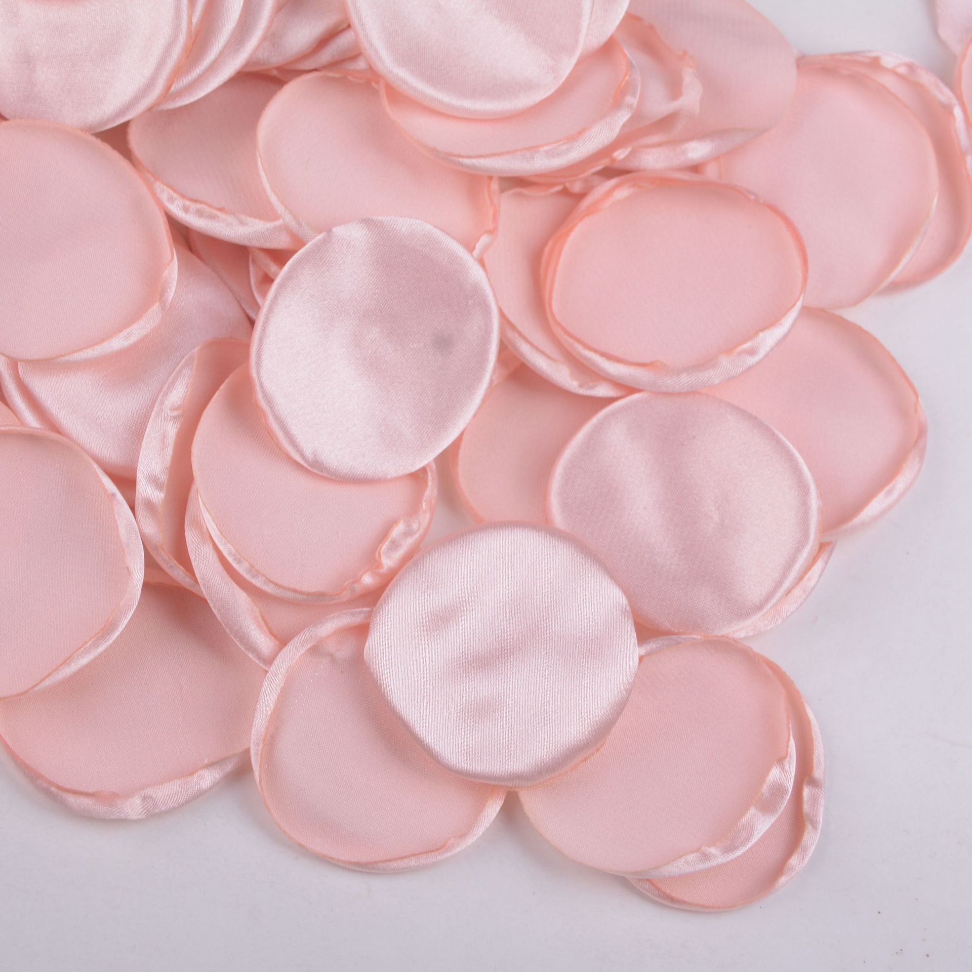 4cm Seidenrose mit angebrannten Kanten, Blütenblättern, glänzendem Cremepuderlaminat