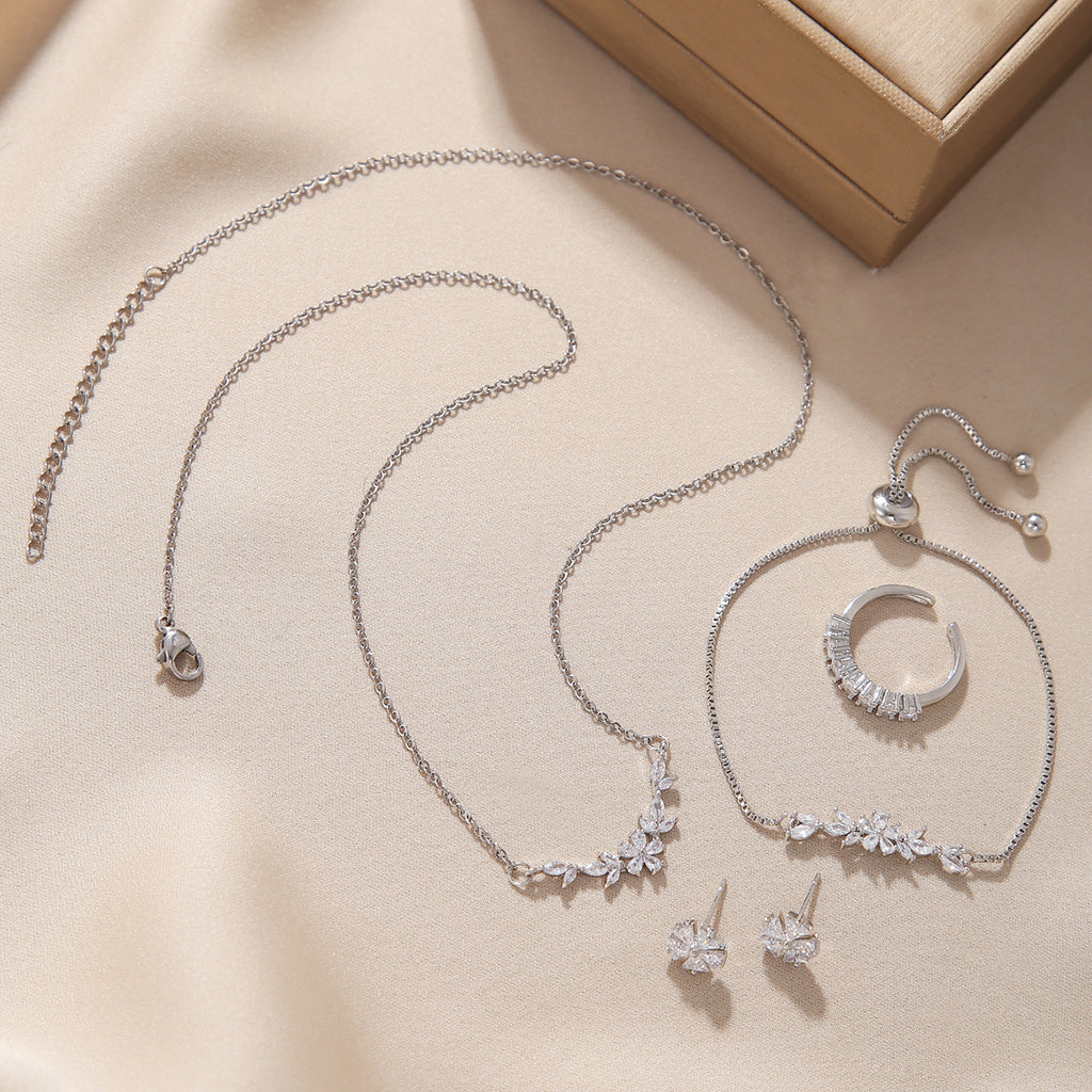 Schlichtes, elegantes Zirkon-Schmuckset, silberne Blumenkette, exquisite Ohrringe, Armband, Ring, geeignet für den täglichen Gebrauch von Frauen im Urlaub