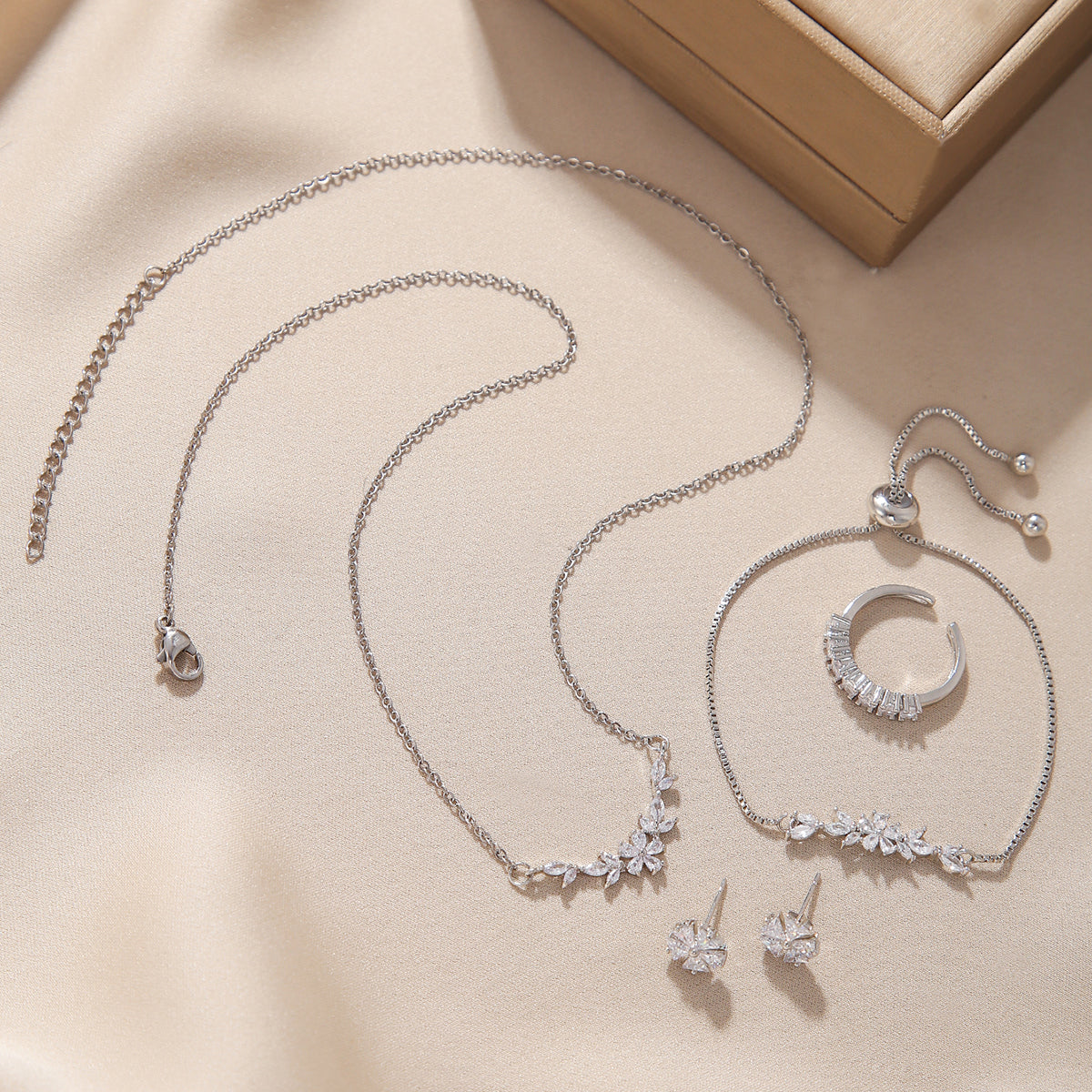 Schlichtes, elegantes Zirkon-Schmuckset, silberne Blumenkette, exquisite Ohrringe, Armband, Ring, geeignet für den täglichen Gebrauch von Frauen im Urlaub