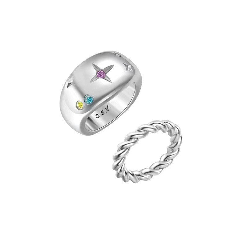 Die kleine Gruppe trägt leichte Luxus- und Kaltwind-Ringset Ring Damen
