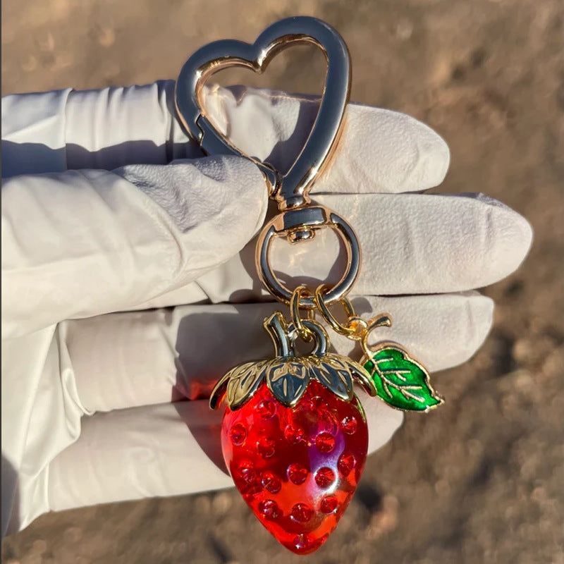 Bonito llavero de fresa con forma de corazón, colgante creativo para bolso