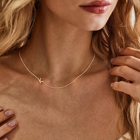 Anfangsbuchstaben-Halsketten für Damen, zierliche Gold-Buchstabenkette 14 Karat vergoldet seitliche Initiale Halskette niedlicher Name einfache Choker-Halsketten für Damen trendige Schmuckgeschenke