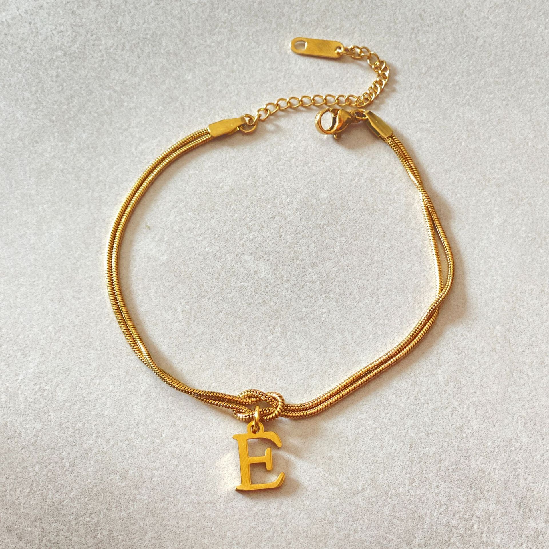 Nuevas pulseras con nudo de amor de la A a la Z para mujer, pulseras con dije de cadena de serpiente delicada de color dorado para parejas, joyería de acero inoxidable, regalo para el Día de San Valentín