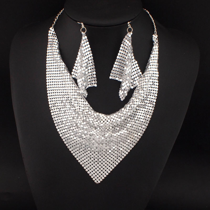 Traje de pendientes de collar con diseño de bufanda de seda con lentejuelas Oumei Liang
