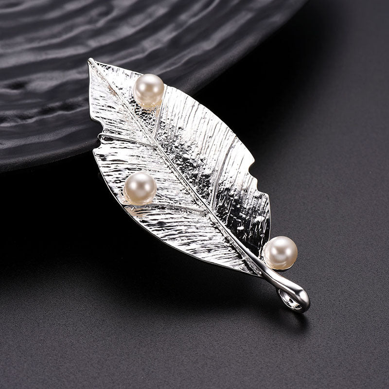 Broche de perlas con incrustaciones de aleación simple y natural para ropa de moda