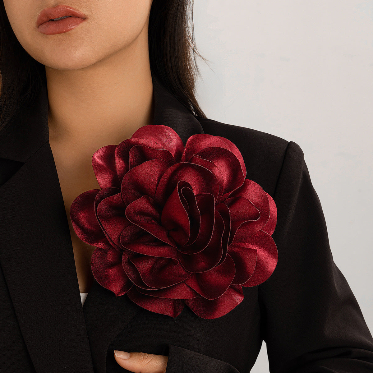 Broche de flor grande exagerado de tela