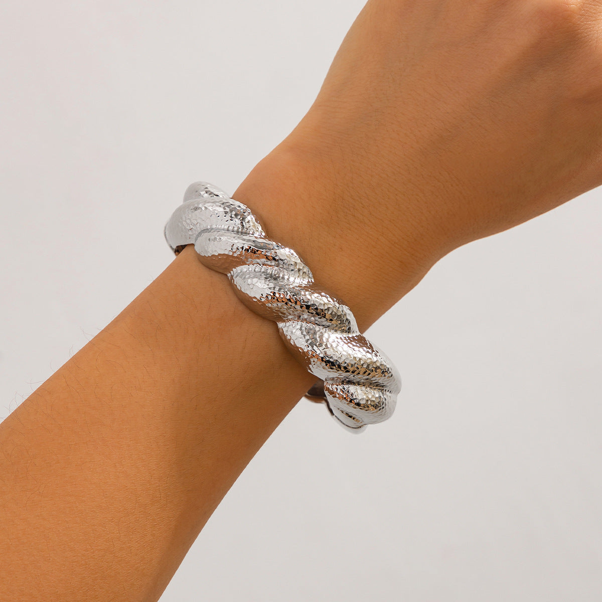 Pulsera plisada de metal con diseño de anillo de línea trenzada exagerada