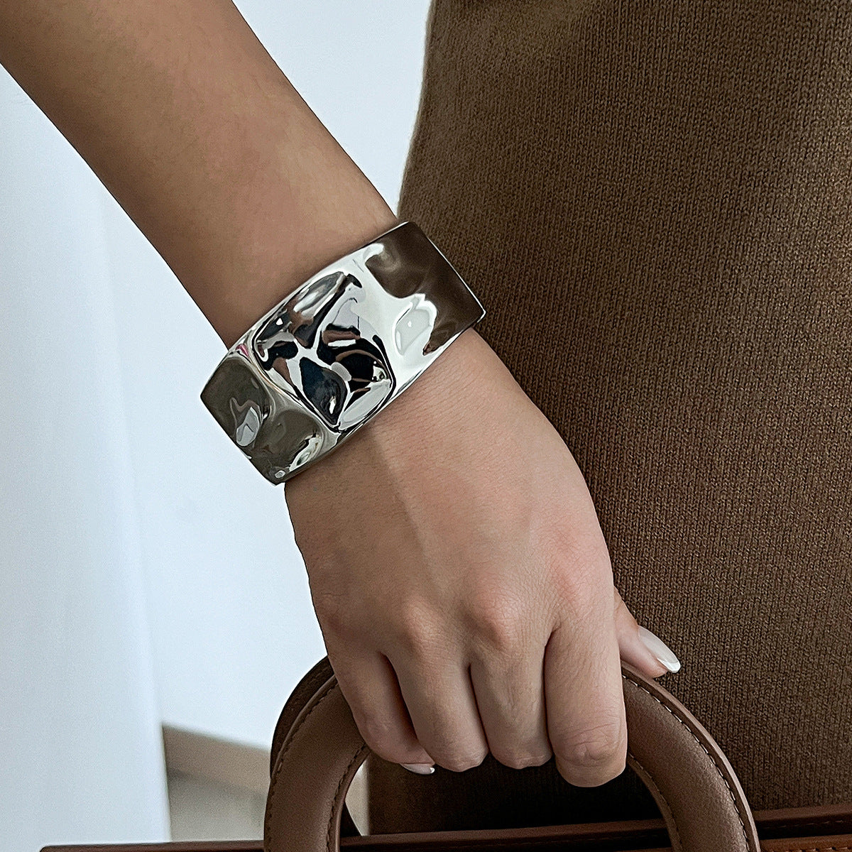 Pulsera plisada de metal con diseño de anillo de línea trenzada exagerada