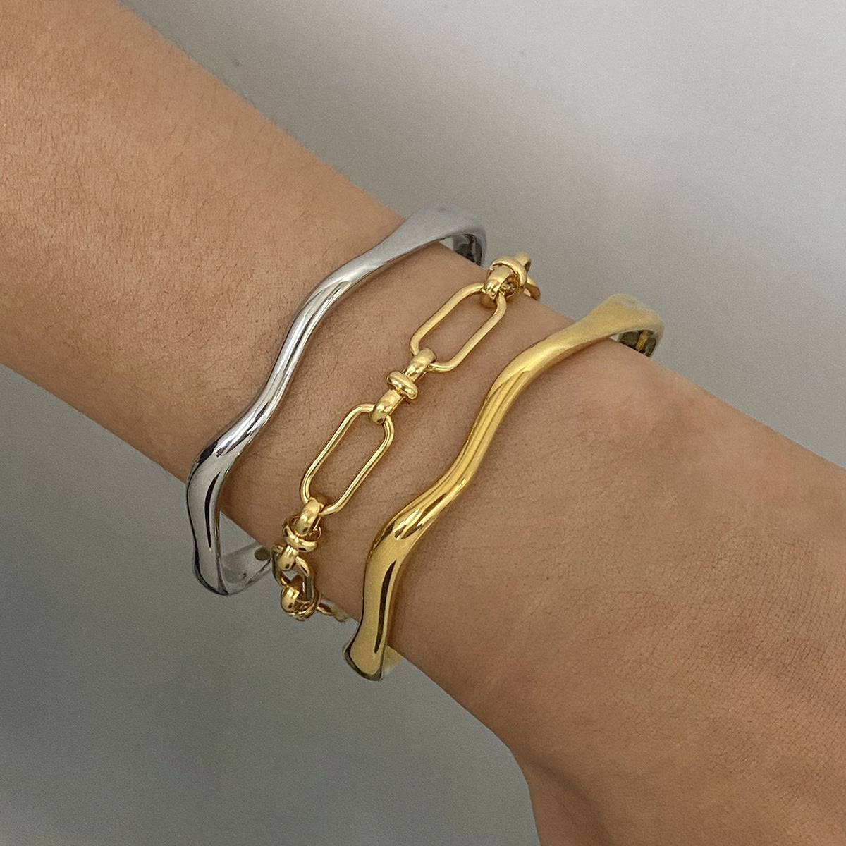 Pulsera clásica lisa de oro de 18 quilates