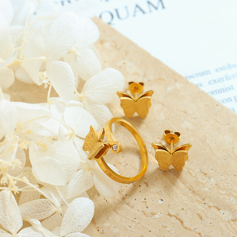 Juego de collar, pendientes y anillo de acero de titanio con textura esmerilada y bonita mariposa