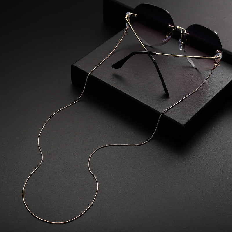 Einfache monochrome Brillenketten im Retro-Stil