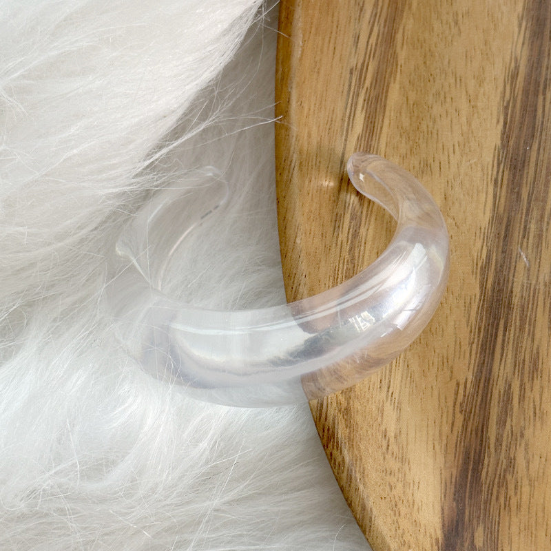 Pulsera de resina abierta con textura transparente, de gran tamaño y exagerada