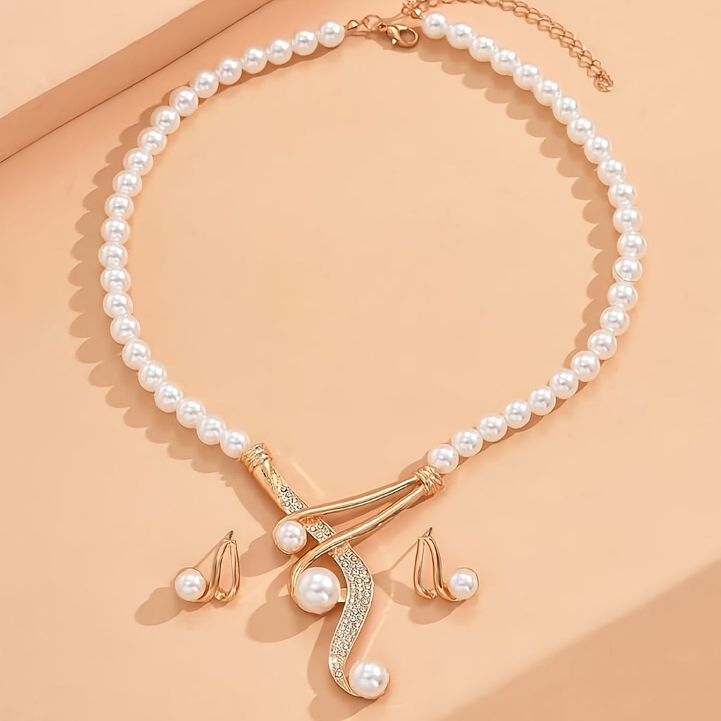 Un collar de perlas artificiales redondas y un par de pendientes geométricos de perlas artificiales redondas son modernos, elegantes y nobles, regalos perfectos para amantes y amigos.