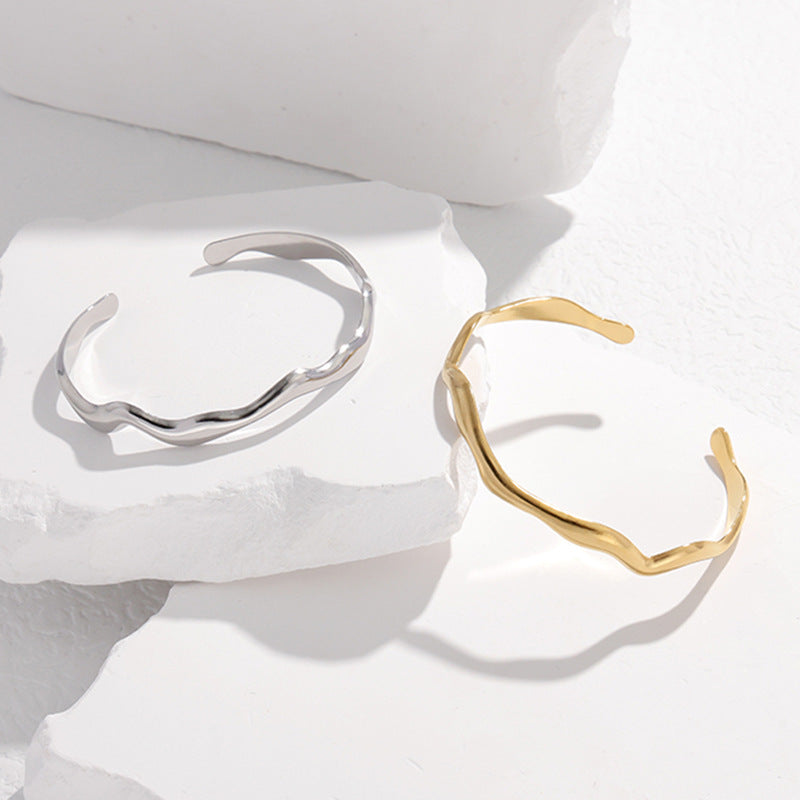 Einfaches Titan-Edelstahl-Armband mit Wellenmuster