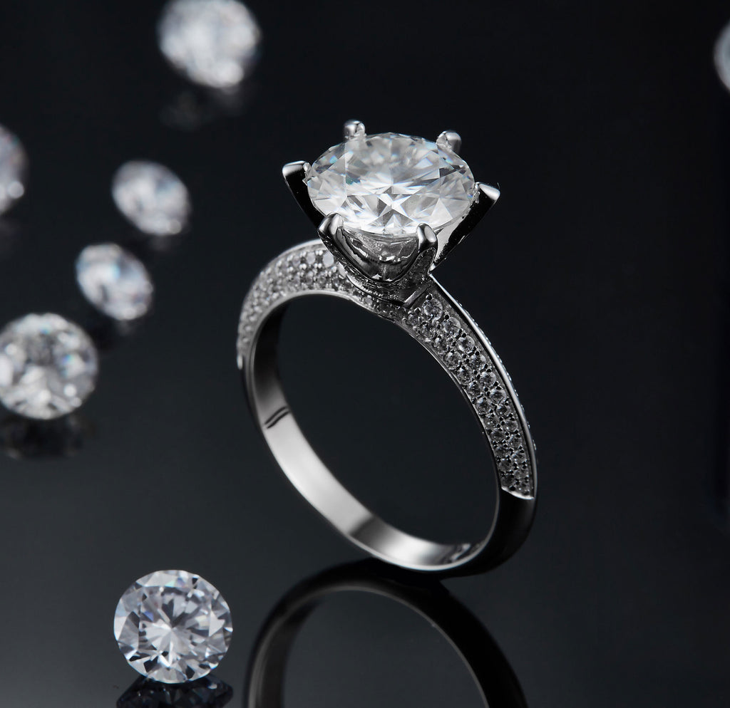 Anillo de moissanita con baño de oro blanco y plata S925 para mujer
