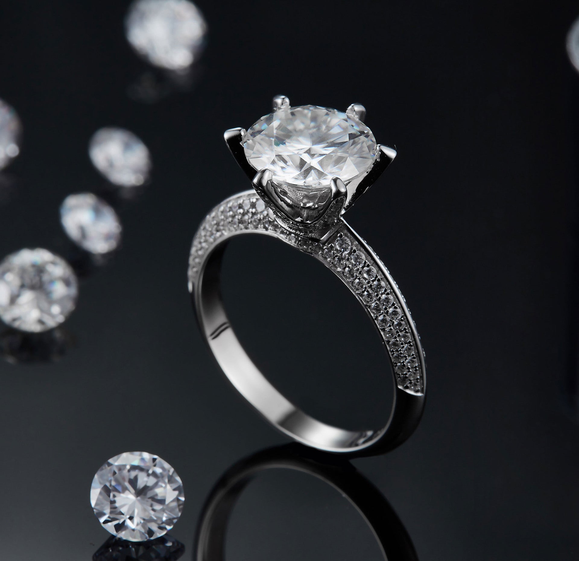 Anillo de moissanita con baño de oro blanco y plata S925 para mujer