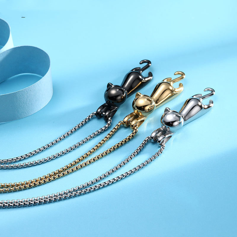 Colgante de gato para collar, de acero de titanio, con gato asomándose