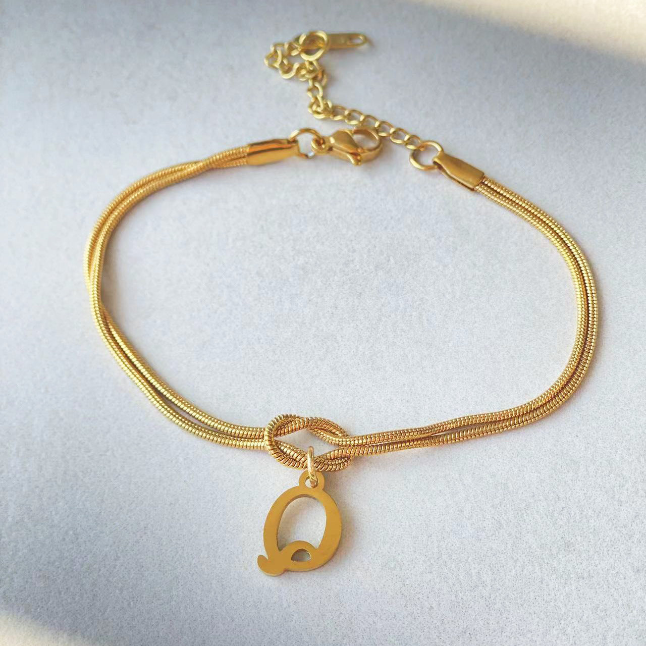 Nuevas pulseras con nudo de amor de la A a la Z para mujer, pulseras con dije de cadena de serpiente delicada de color dorado para parejas, joyería de acero inoxidable, regalo para el Día de San Valentín